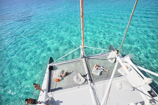 Catamaran Cruise to Ile Aux Bénitiers: Dolphin watch, Crystal Rock & Transfer